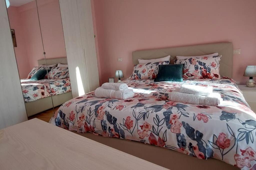 Cozy Sunlit Apartment With Scenic Balcony View Tiranë Eksteriør bilde