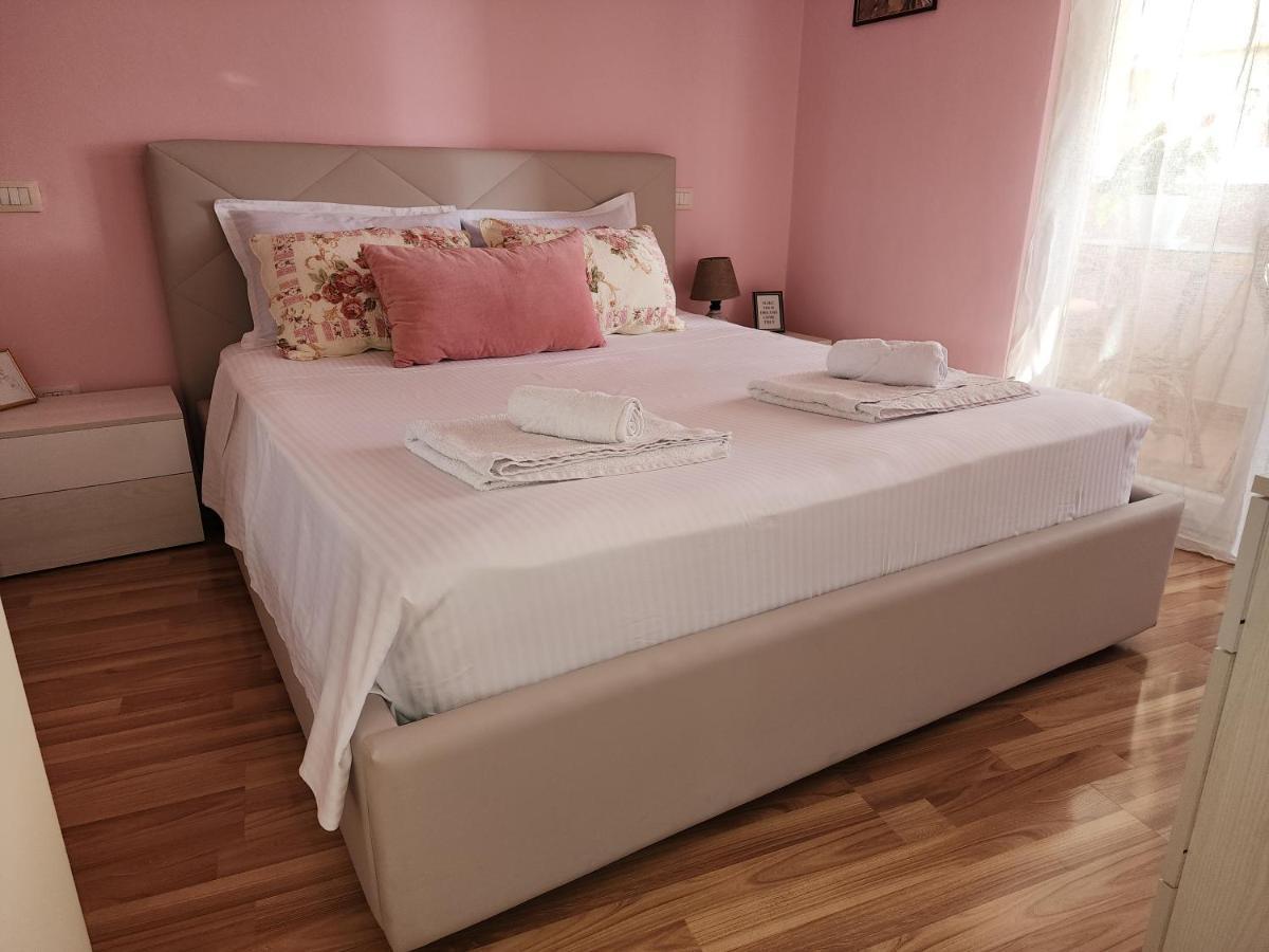Cozy Sunlit Apartment With Scenic Balcony View Tiranë Eksteriør bilde